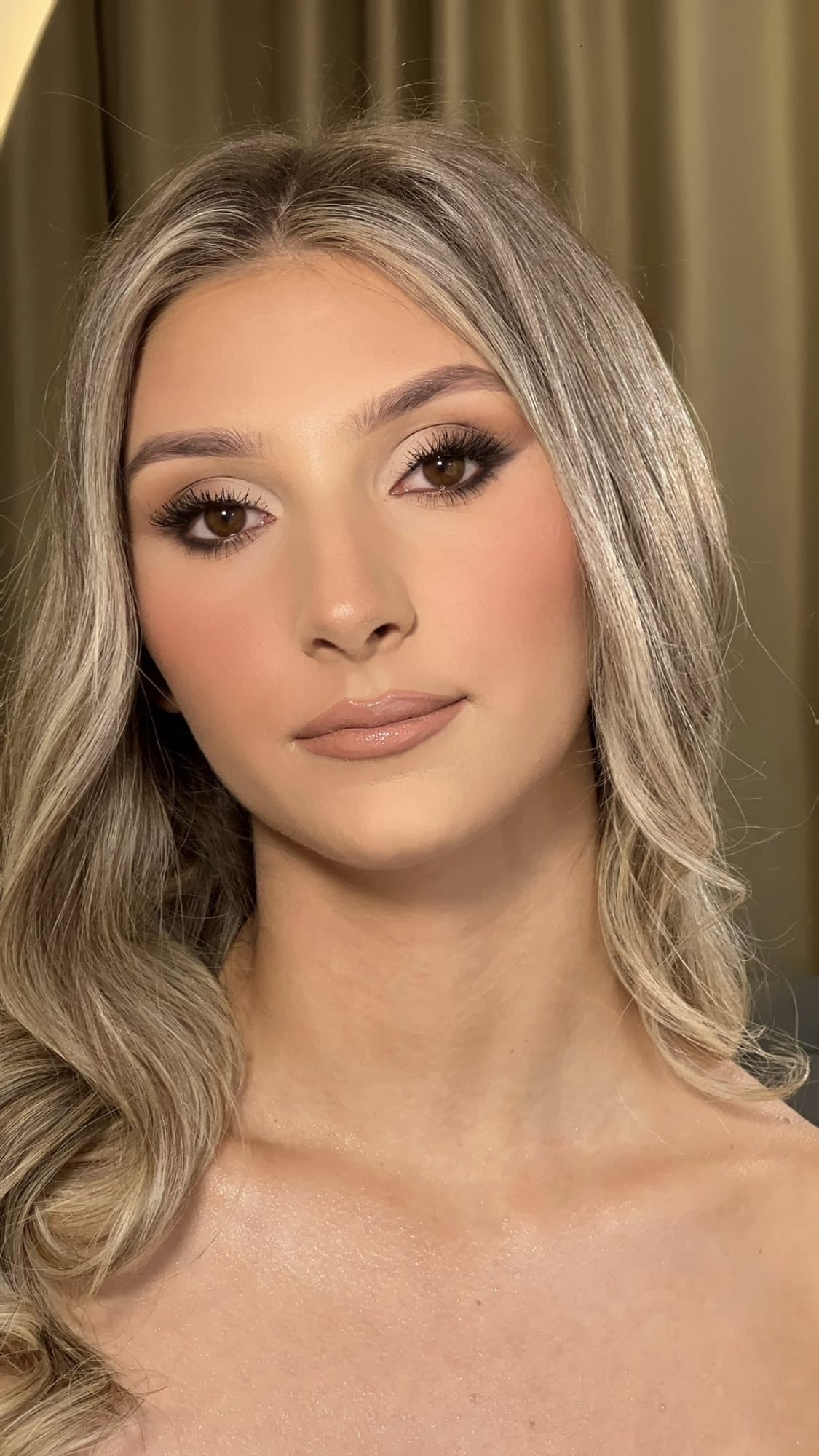 Soft glam makeup look s toplim smeđim tonovima