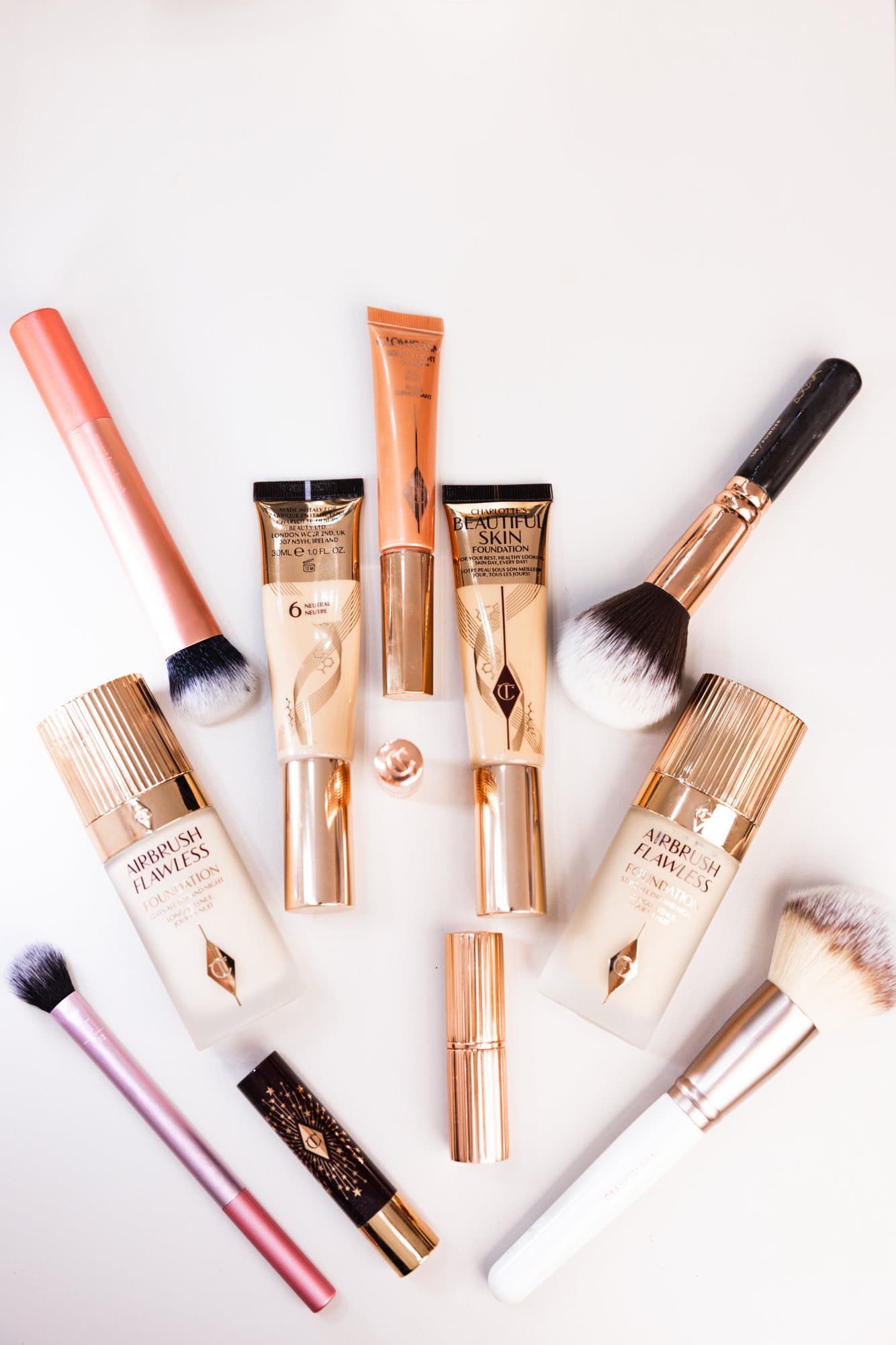Beauty proizvodi i kistovi fotografirani odozgo